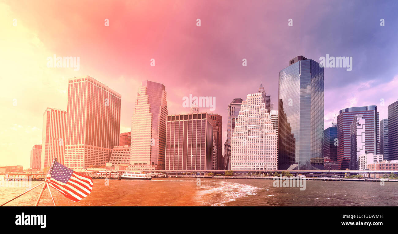 Sonnenuntergang über Manhattan mit amerikanischen Flagge, New York, USA. Stockfoto