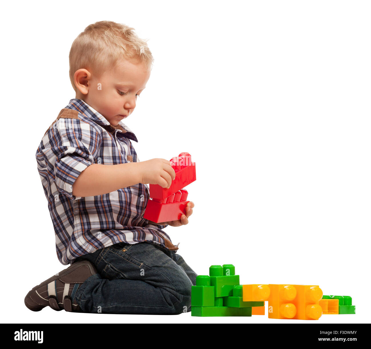 Kinderspiel mit Bau-Klötzchen isoliert auf weiss Stockfoto