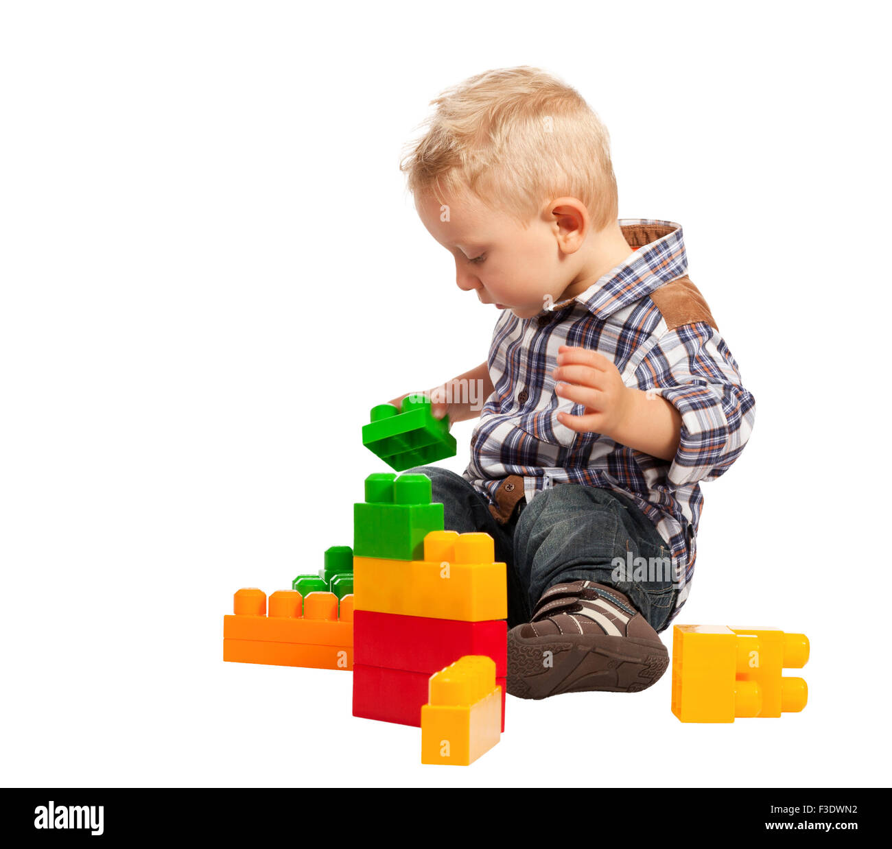 Kinderspiel mit Bau-Klötzchen isoliert auf weiss Stockfoto