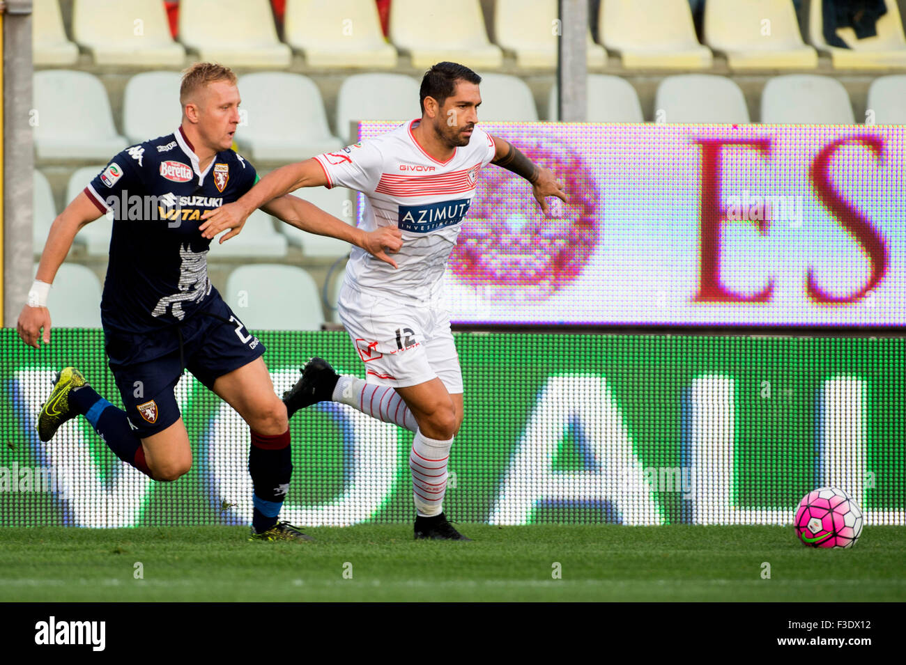 Kamil Glik (Torino), Marco Borriello (Carpi), 3. Oktober 2015 - Fußball / Fußball: italienische "Serie A" match zwischen Carpi FC 2: 1-Torino FC im Stadio Alberto Braglia, in Modena, Italien. (Foto von Maurizio Borsari/AFLO) Stockfoto