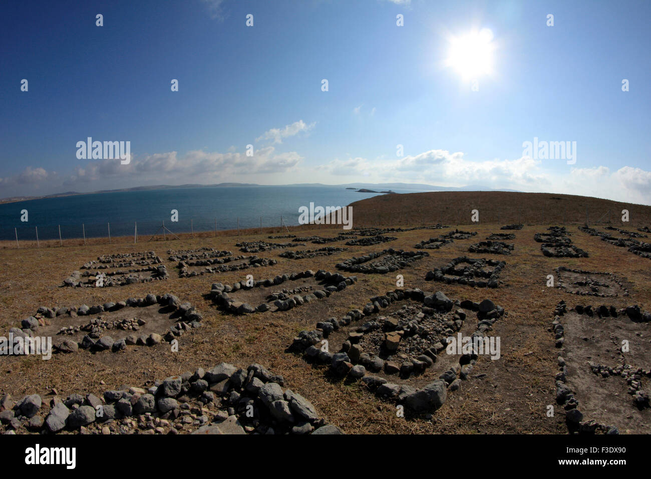 Grab von sich wiederholenden Mustern auf Pounta Hügel russische Kosaken Bürgerkrieg Friedhof umgeben von Mudros Golf. Punta Kap, Limnos, GR Stockfoto