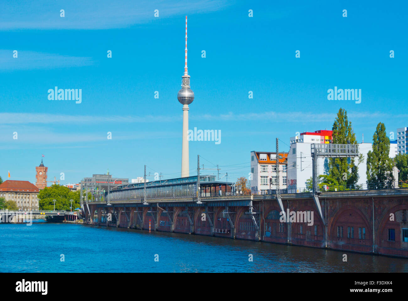 Fluss Spree In Jannowitzbrucke S Bahn Station Friedrichshain Berlin Deutschland Stockfotografie Alamy