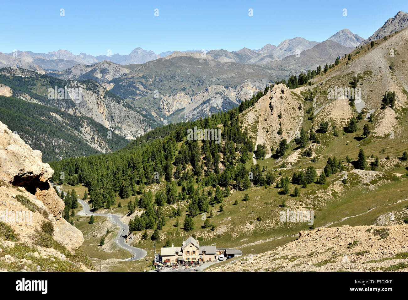 Panoramablick auf Col Izoard mit der Jugendherberge Napoleon unterhalb des Passes, Französische Alpen, Frankreich Stockfoto