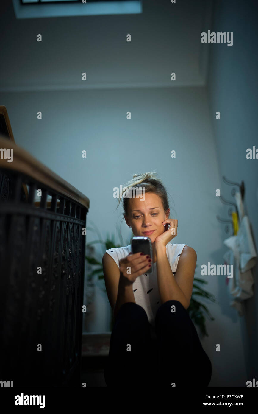 Frau in Smartphone vertieft Stockfoto
