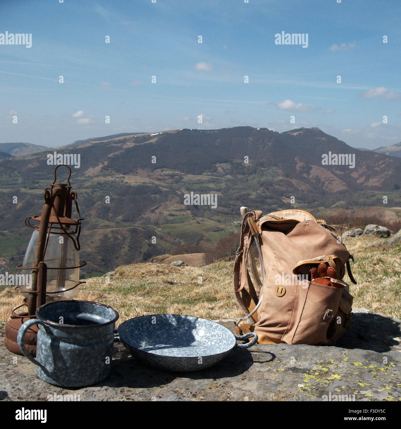 Rustikale Campingausrüstung auf Berggipfel Stockfoto