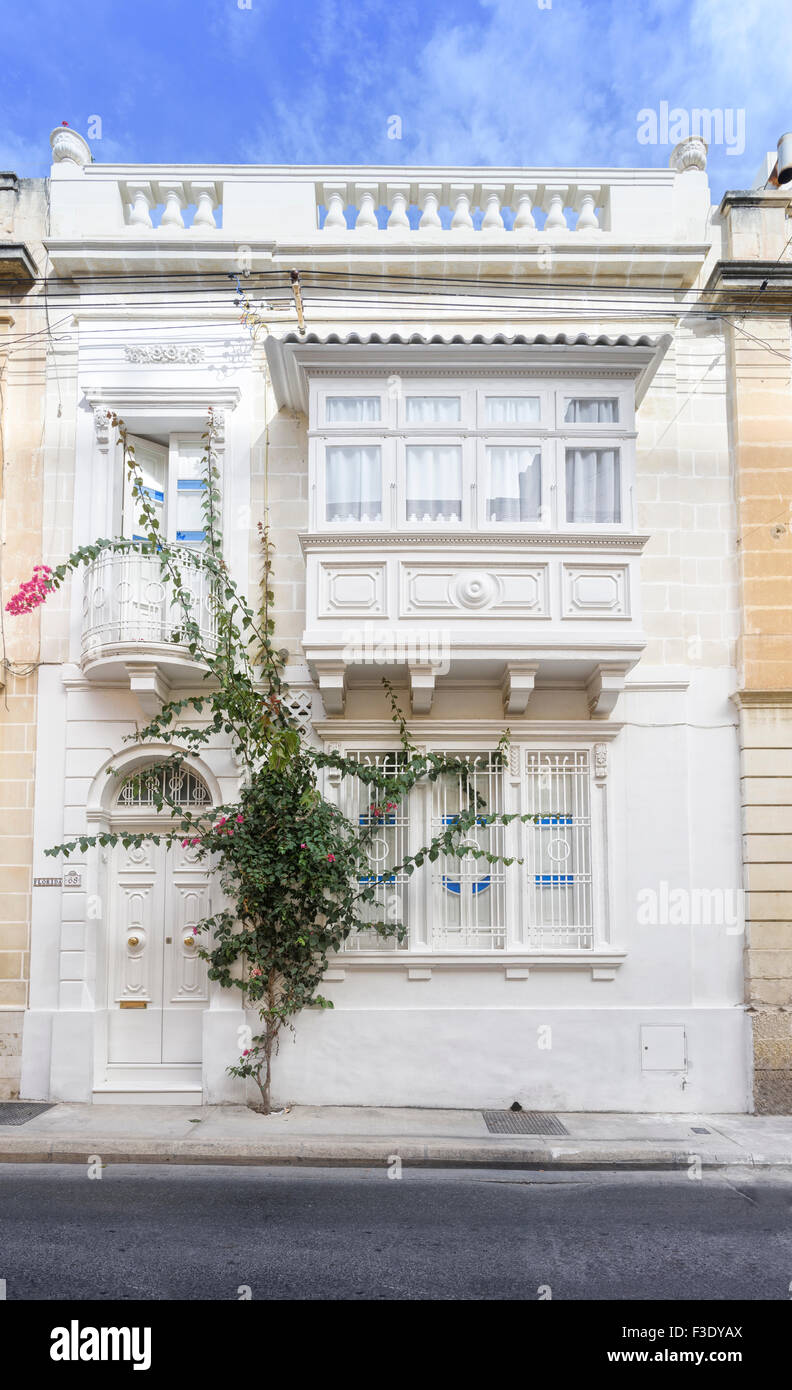 Traditionelle maltesische Stadthaus mit geschlossenen Holzbalkon Zimmer. Stockfoto