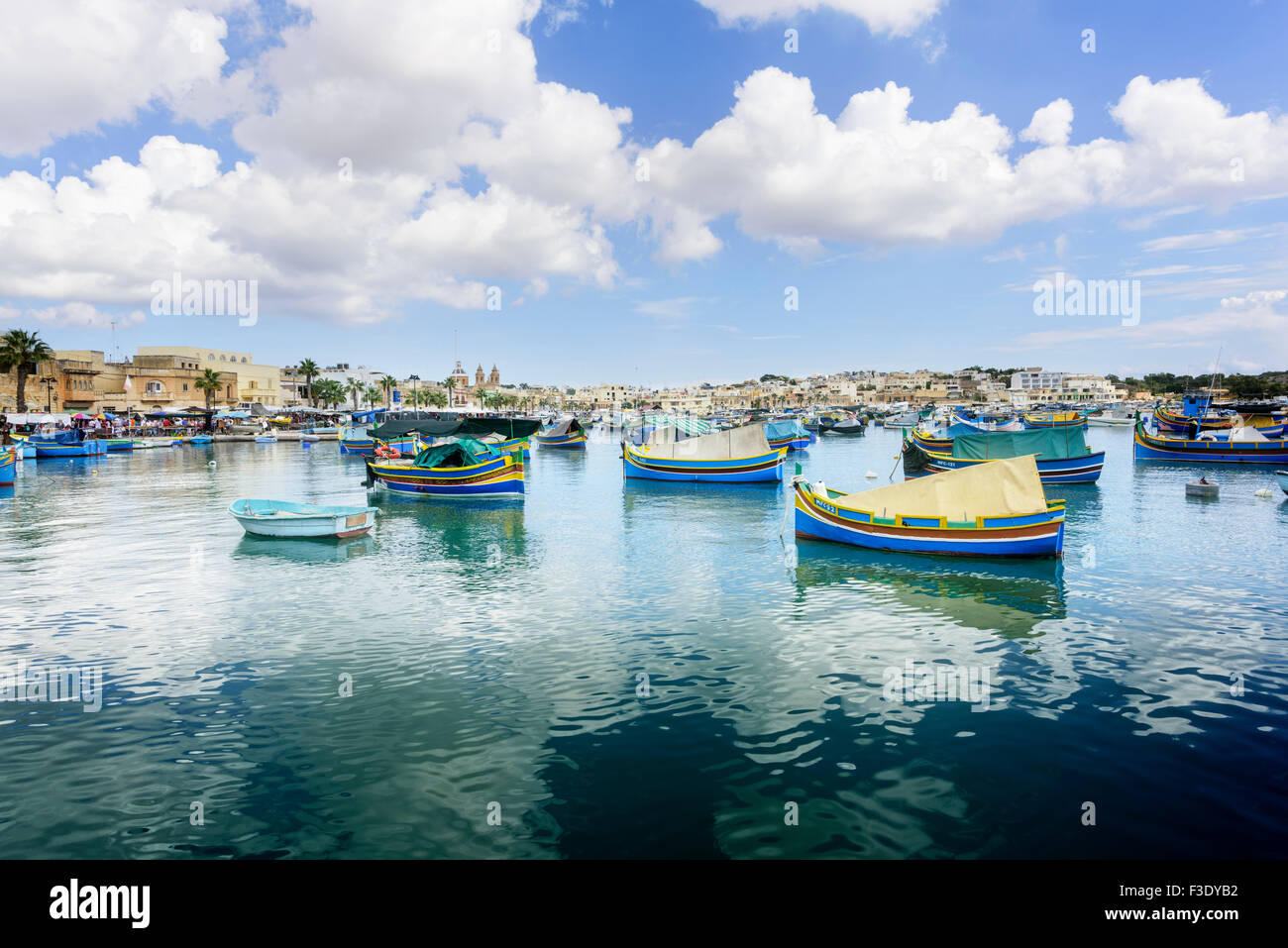 Farbenfrohe Boote, darunter Luzzus und Dgaisa, moorierten in der Marsaxlokk Bay Malta Stockfoto