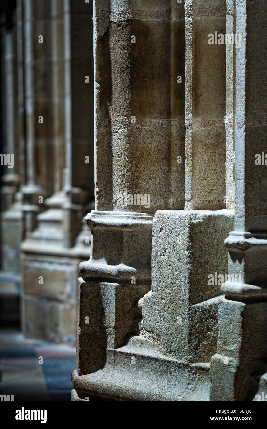 Stein-Säulen in der Kirche Stockfoto