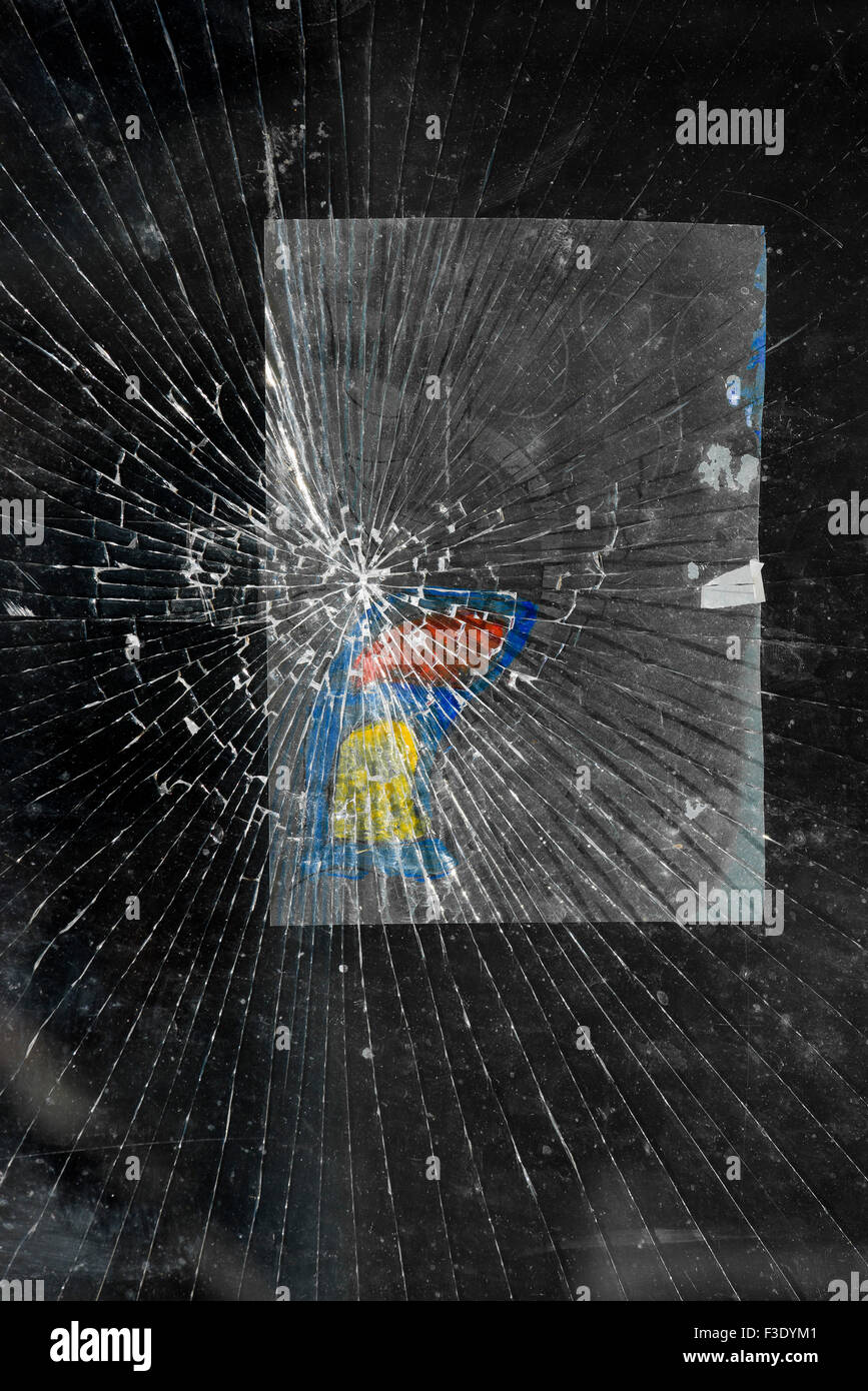 Rissig, verbrannten Glasfenster in der Kirche Stockfoto