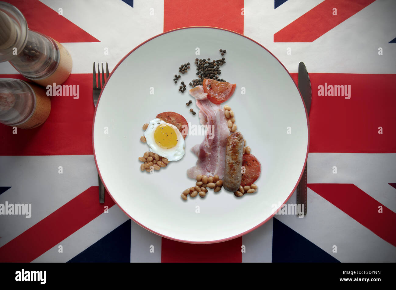 Englisches Frühstück in der Form des Vereinigten Königreichs auf eine britische Flagge Tischdecke Stockfoto