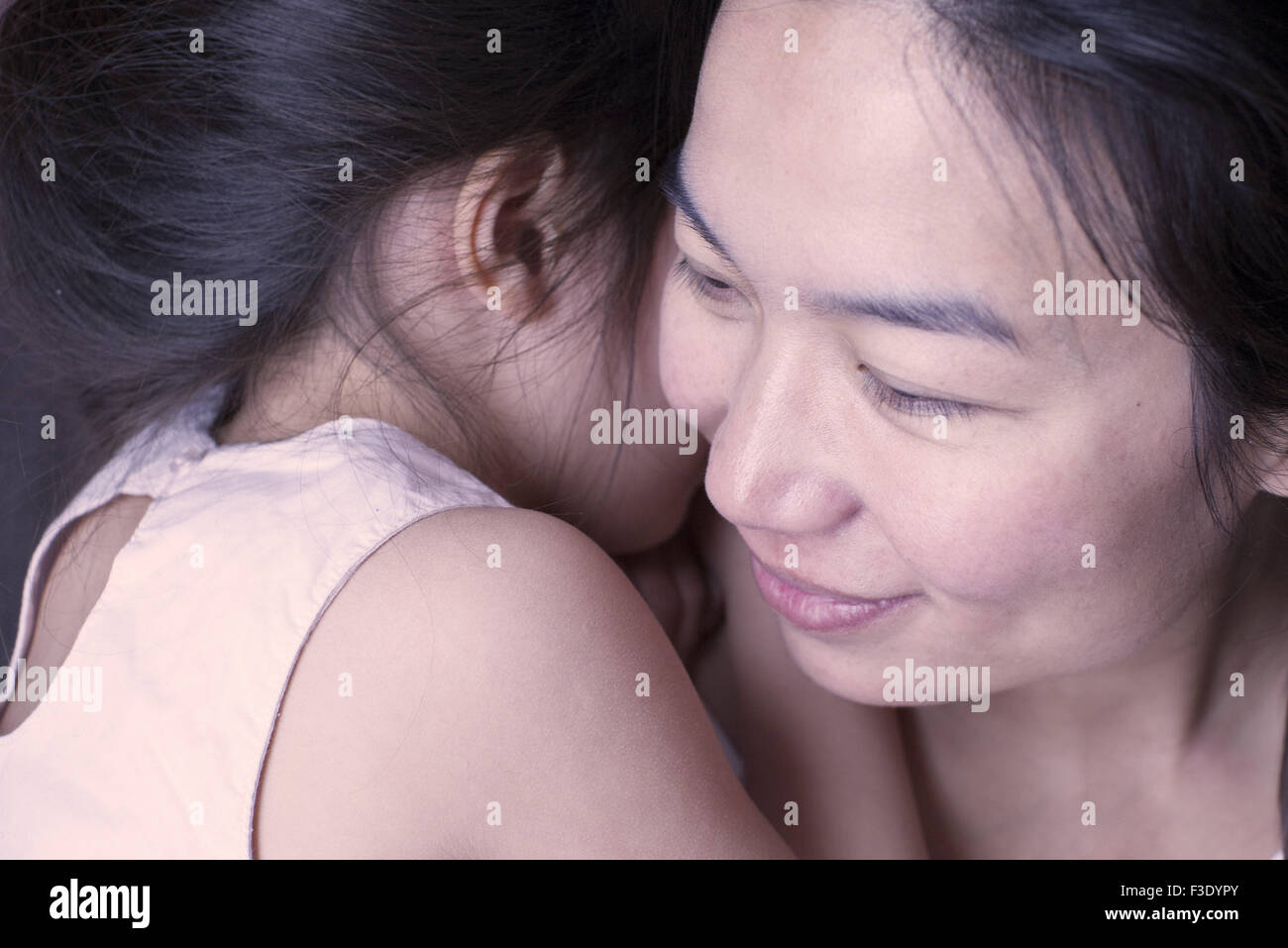 Kleines Mädchen Geheimnis mit ihrer Mutter zu teilen Stockfoto