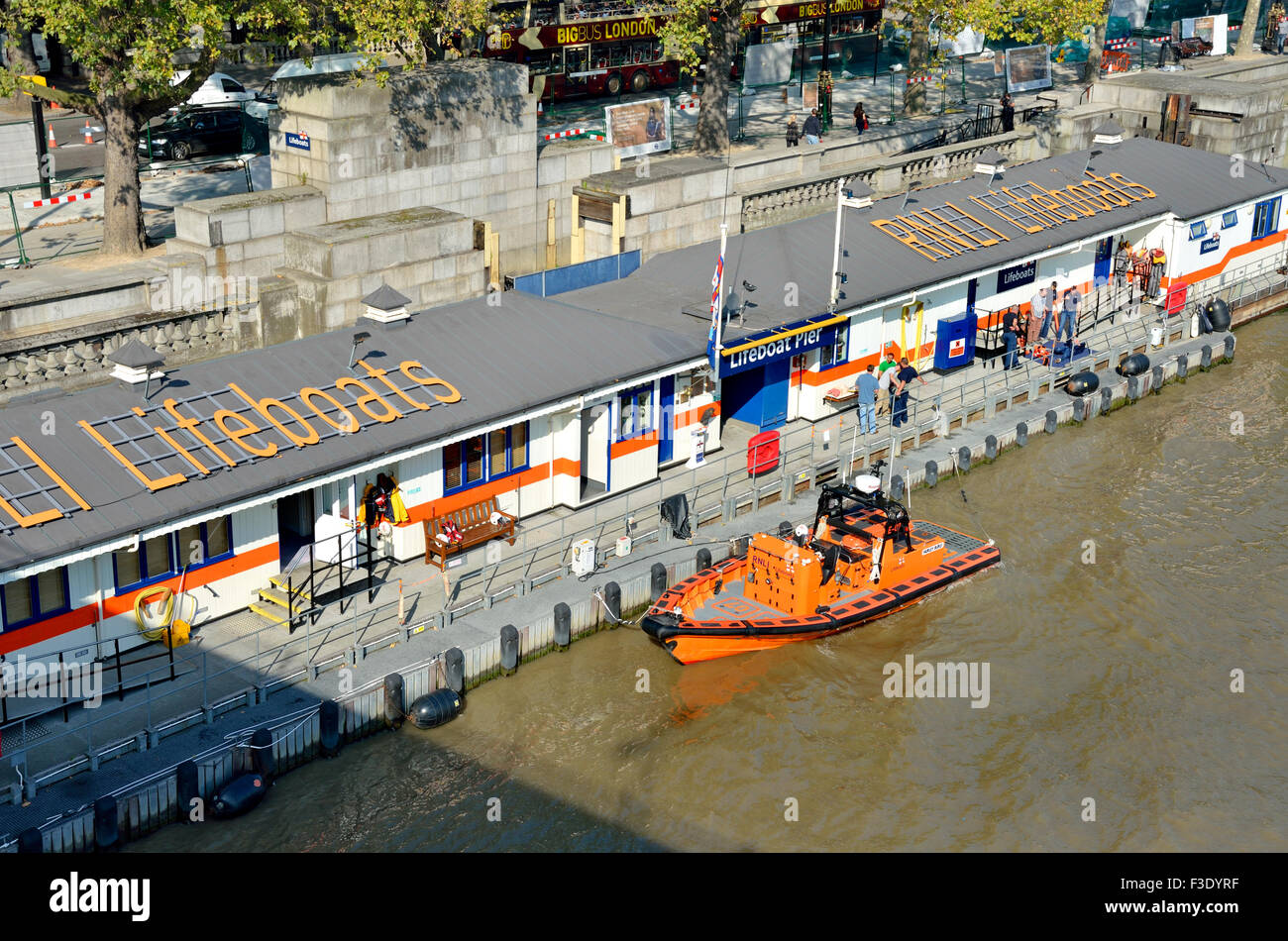 London, England, Vereinigtes Königreich. RNLI Lifeboat Station auf der Themse am Victoria Embankment von Waterloo Bridge. Rettungsboot... Stockfoto