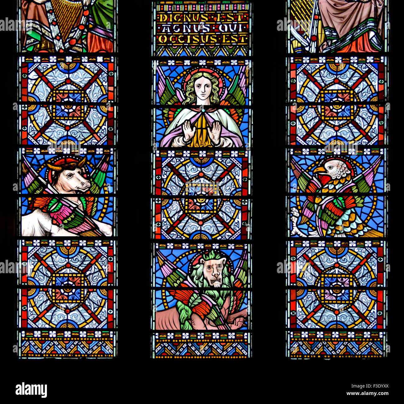London, England, Vereinigtes Königreich. Allerheiligenkirche, Margaret Street. Glasmalerei-Fenster: die Evangelisten. Engel (St Matthew als Vertreter) Stockfoto