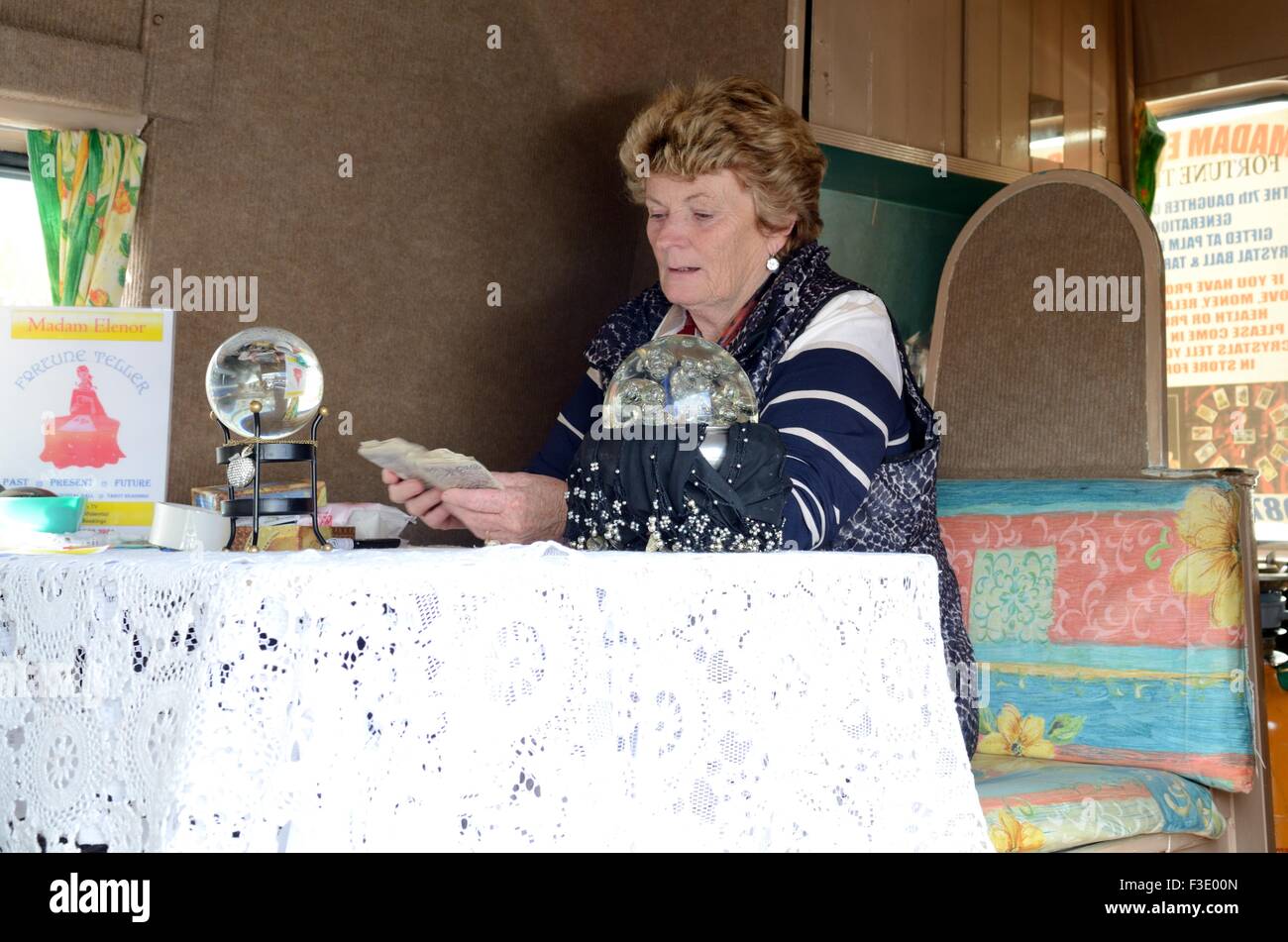 Frau Elinor Roma Wahrsagerin in ihrem van Lisdoonvarna County Clare Irland Stockfoto