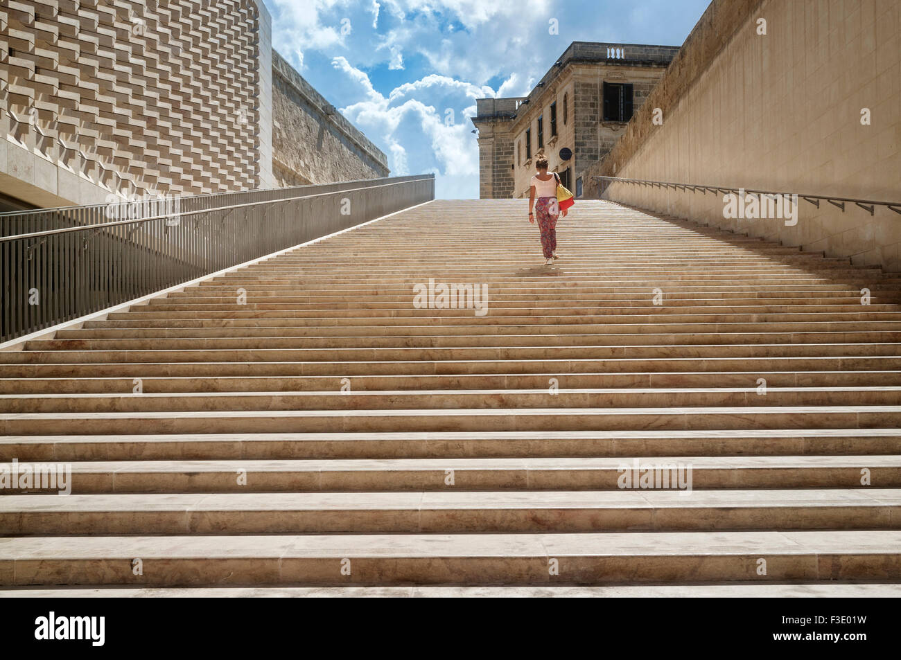 Schritte Teil des fünften Stadt Valletta Tor Projekt zwischen 2011 und 2014, nach einem Entwurf von Renzo Piano erbaut. Stockfoto