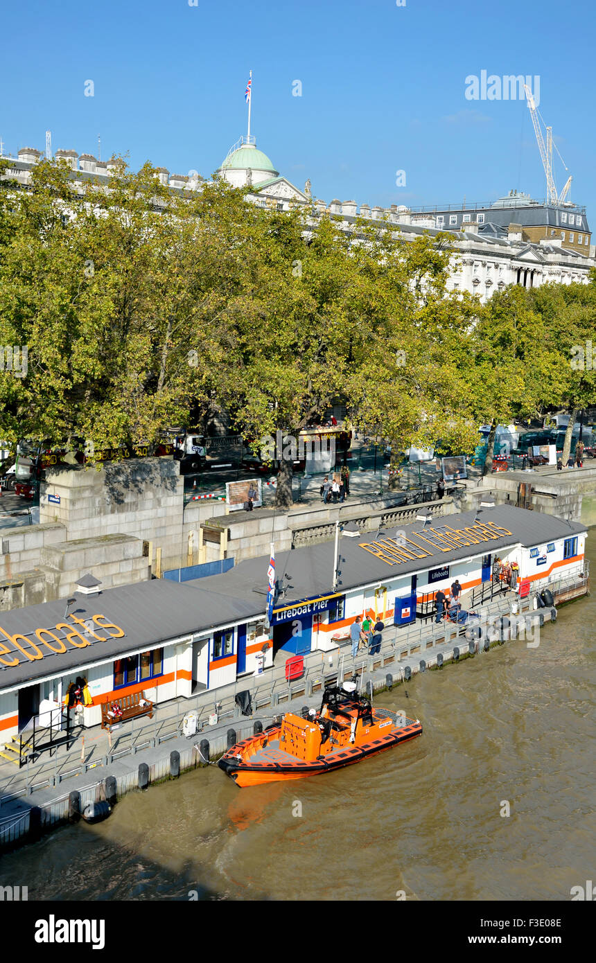 London, England, Vereinigtes Königreich. RNLI Lifeboat Station auf der Themse am Victoria Embankment von Waterloo Bridge. Rettungsboot... Stockfoto
