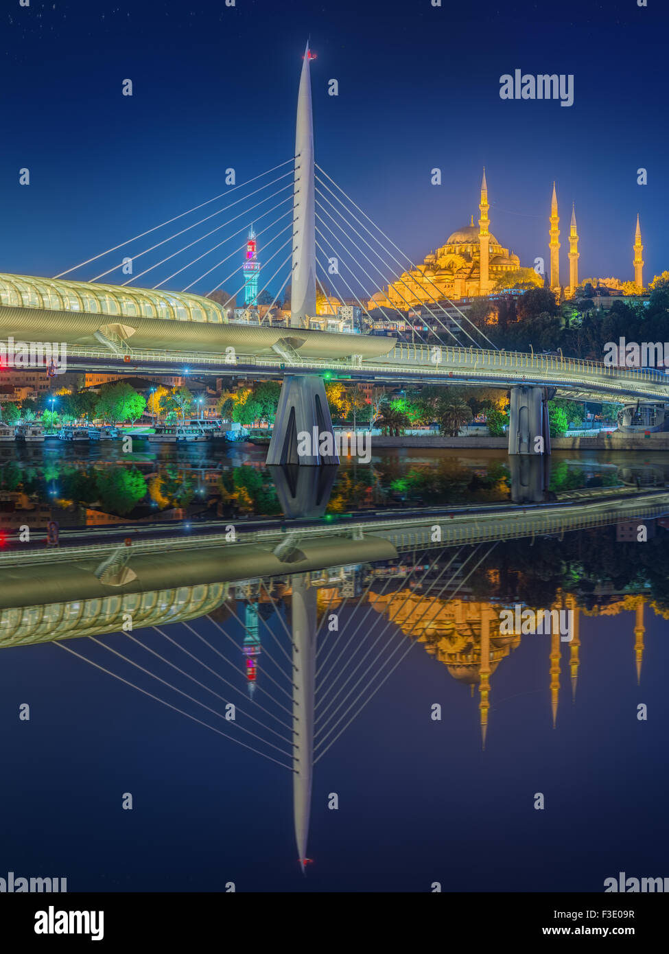 Atatürk-Brücke, u-Bahn-Brücke und golden Horn in der Nacht - Istanbul, Türkei Stockfoto