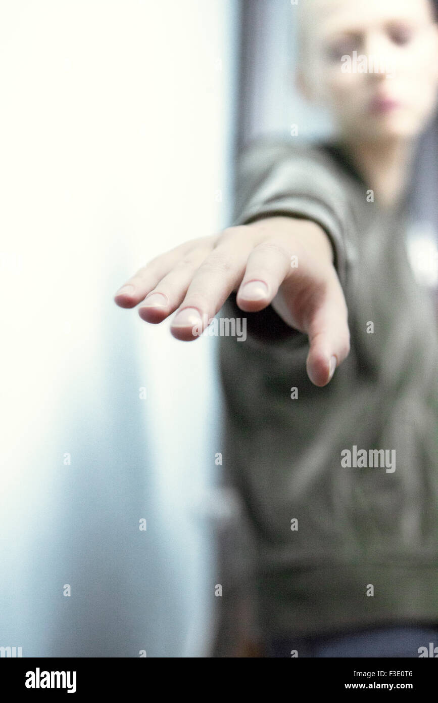 Frau für etwas nur außerhalb der Reichweite, persönliche Perspektive zu erreichen Stockfoto