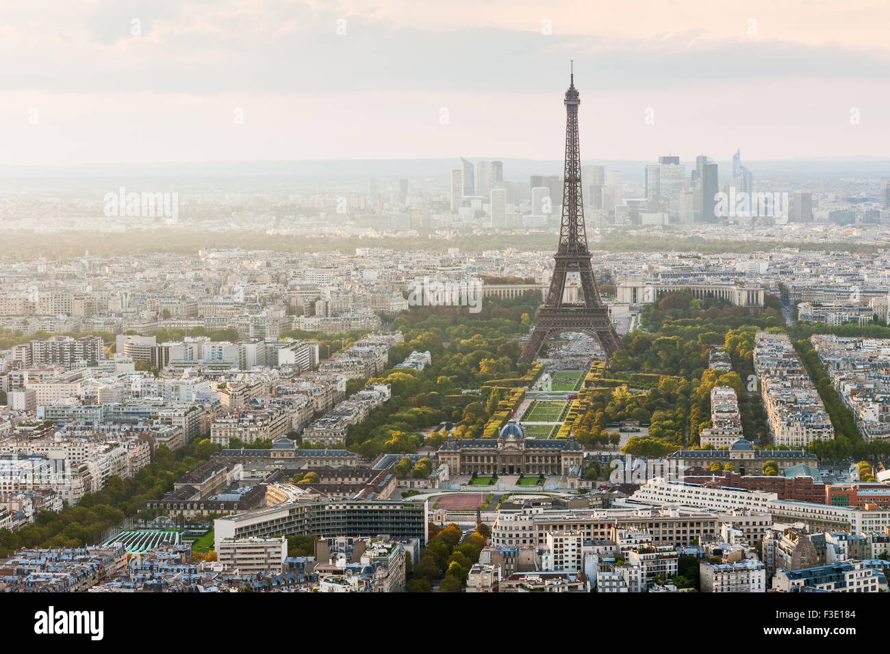 Skyline von Paris mit dem Eiffelturm und La Défense Geschäftsviertel im Dunst im Hintergrund, Frankreich Stockfoto