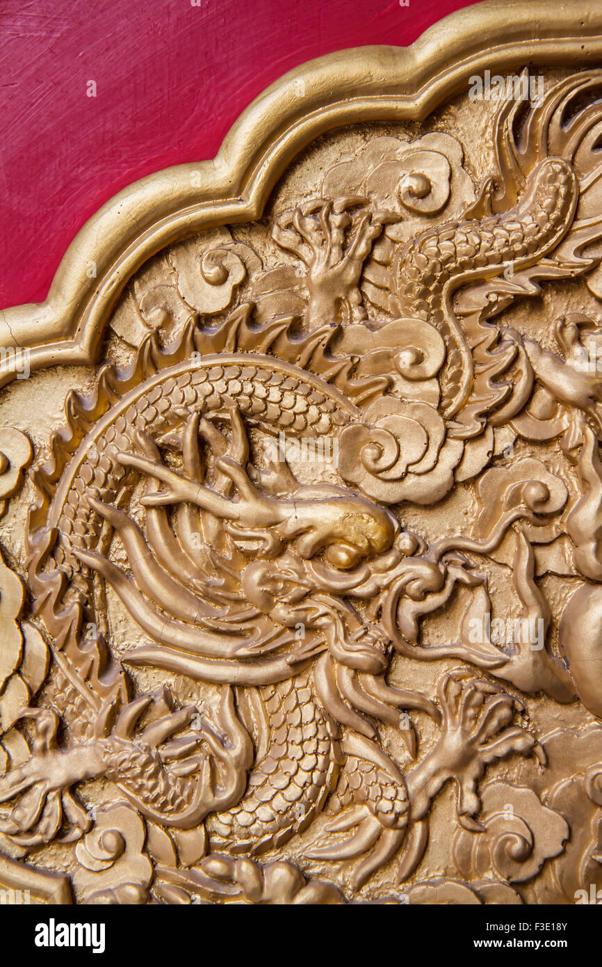 NONTHABURI-THAILAND-Dezember 27: Goldener Drache auf roten Holz Wand, im Tempel Wat-Leng-Noei-Yi2 auf Dece im chinesischen Stil dekoriert Stockfoto