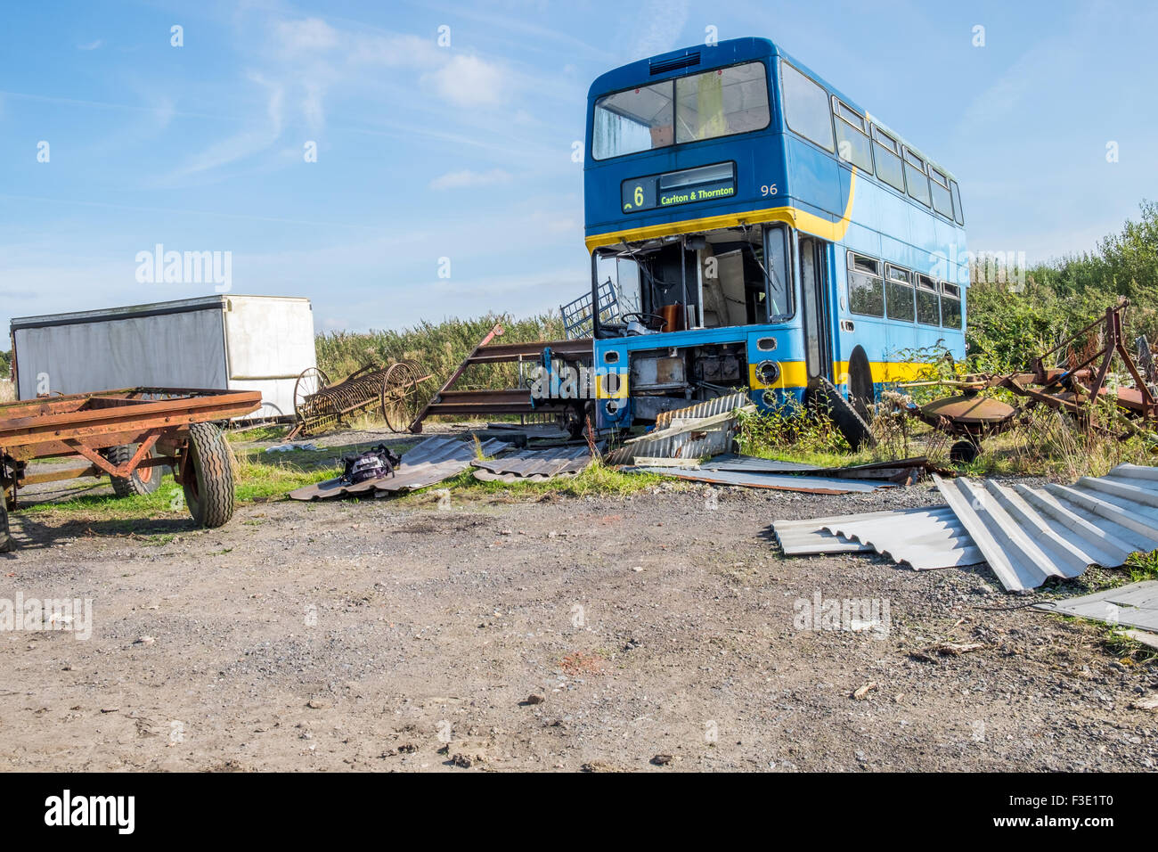 Doppelte Decker Bus links in ein Feld entfernt mit Teilen der für verrotten erspart und steht nun als Wrack Stockfoto