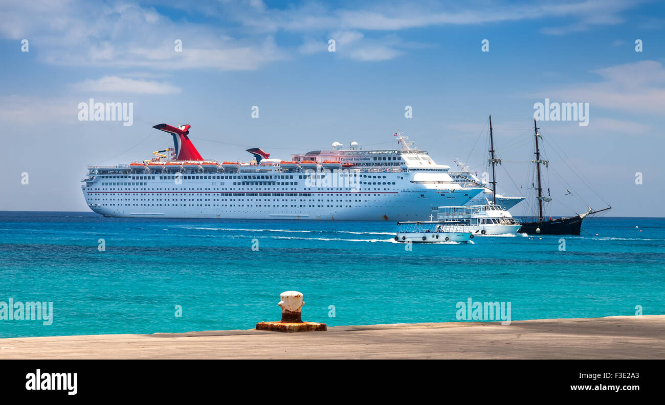 Schiffe im Hafen von Grand Cayman. Stockfoto