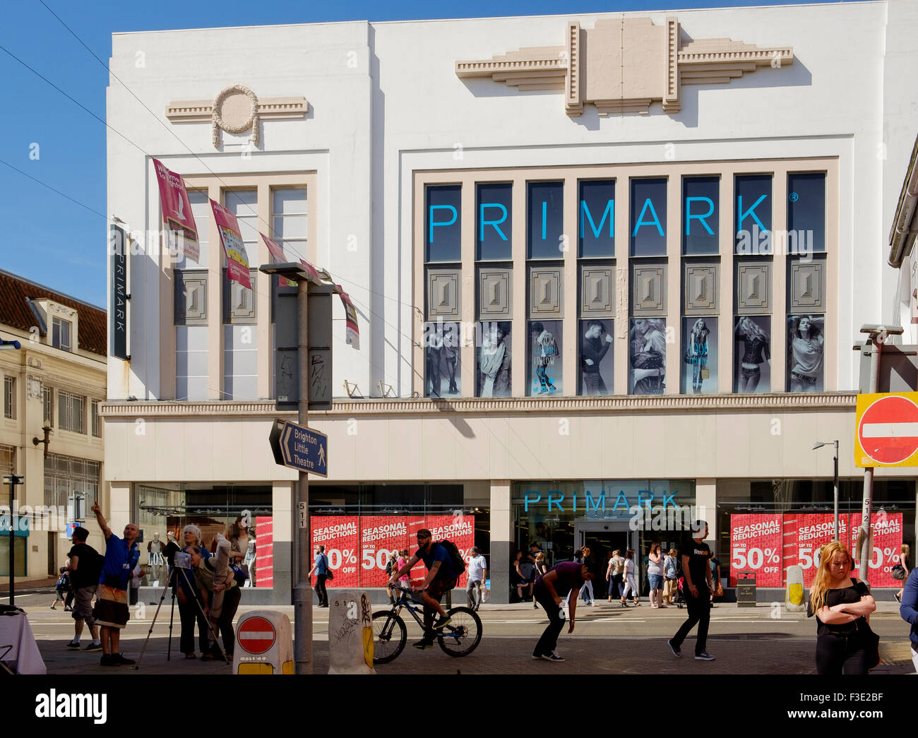 Brighton UK - 25. Juni 2015: die Primark-Filiale in einem Art-Deco-Gebäude an der Western Road Stockfoto