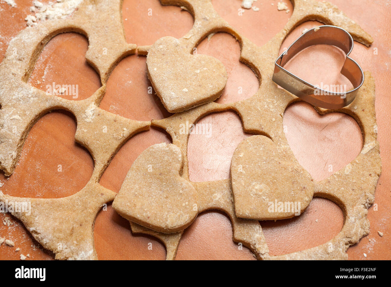 Cookies auf Backpapier in Herzform Stockfoto