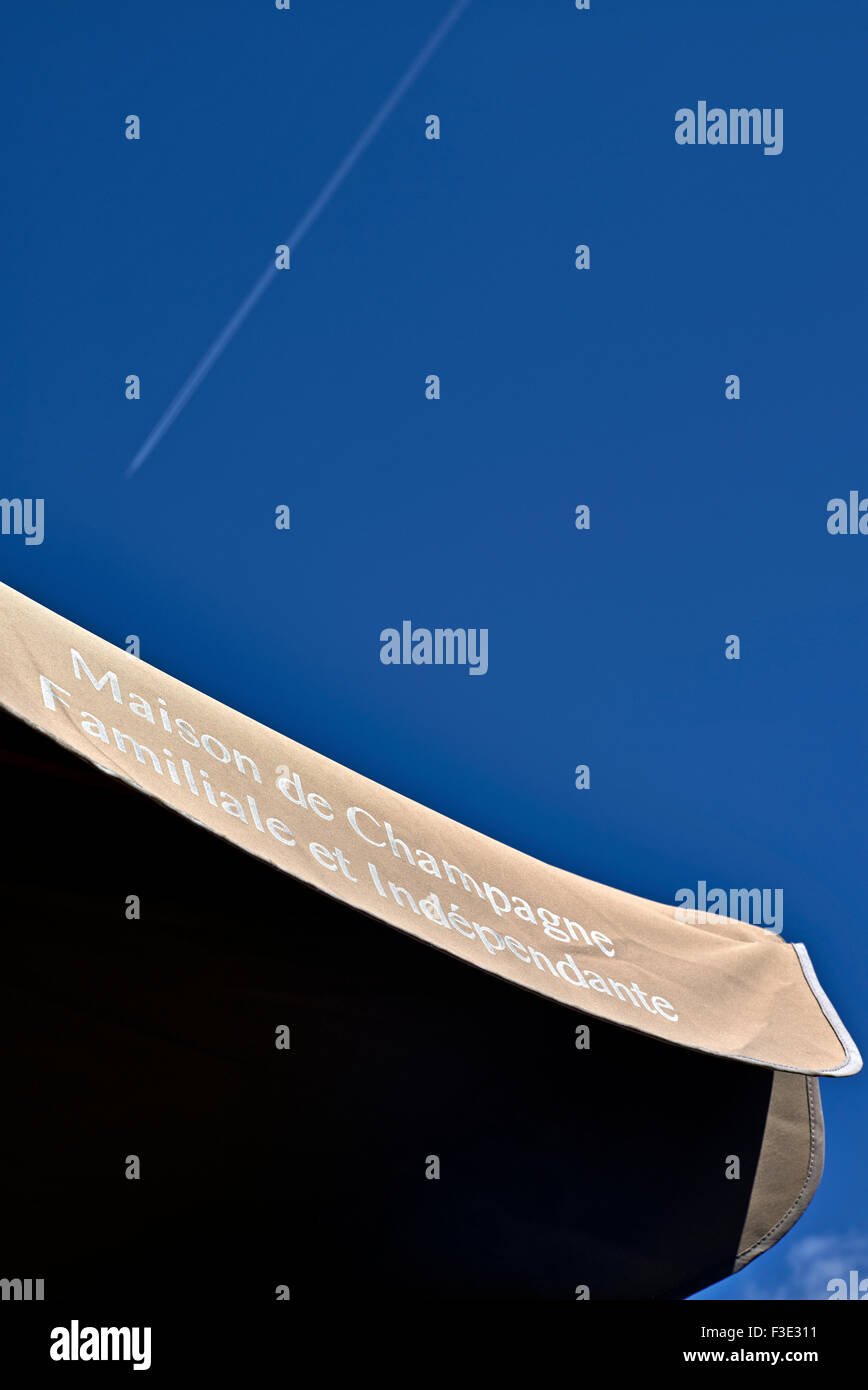 Konzept Lifestyle und Reisekonzept mit Champagner, Sommerhimmel und Flugzeugkontrainierung. Stockfoto