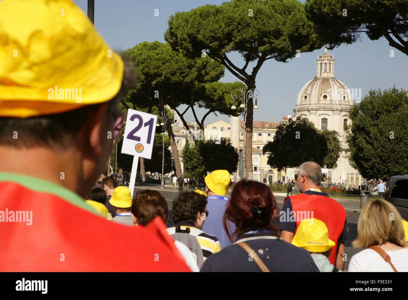 Reisegruppe nähert sich Santissimo Nome di Maria al Foro Traiano katholische Kirche, Rom, Italien. Stockfoto