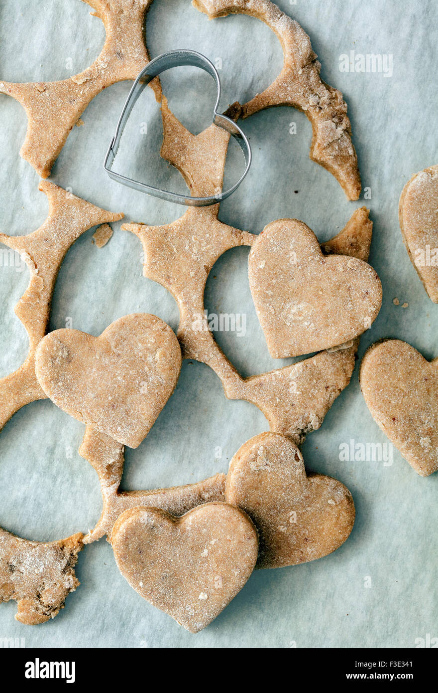 Cookies auf Backpapier in Herzform Stockfoto