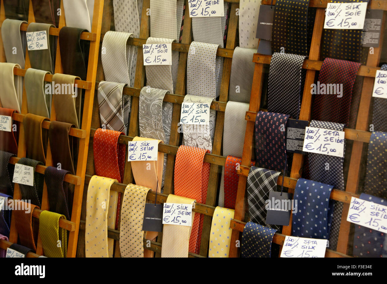 Krawatten in Geschäft in Rom, Italien. Stockfoto