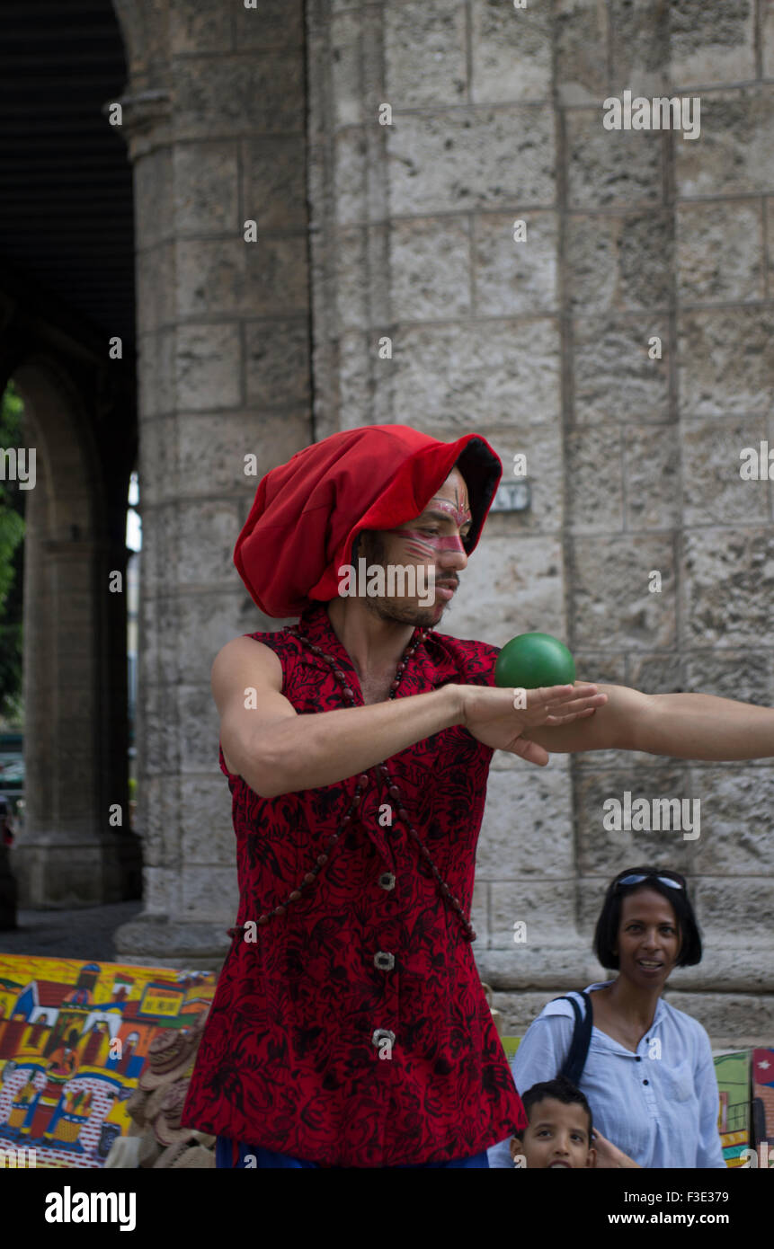 Kostümierte Straßenkünstler mit Gesicht Make-up setzt auf eine Show in Havanna auf Kuba Stockfoto