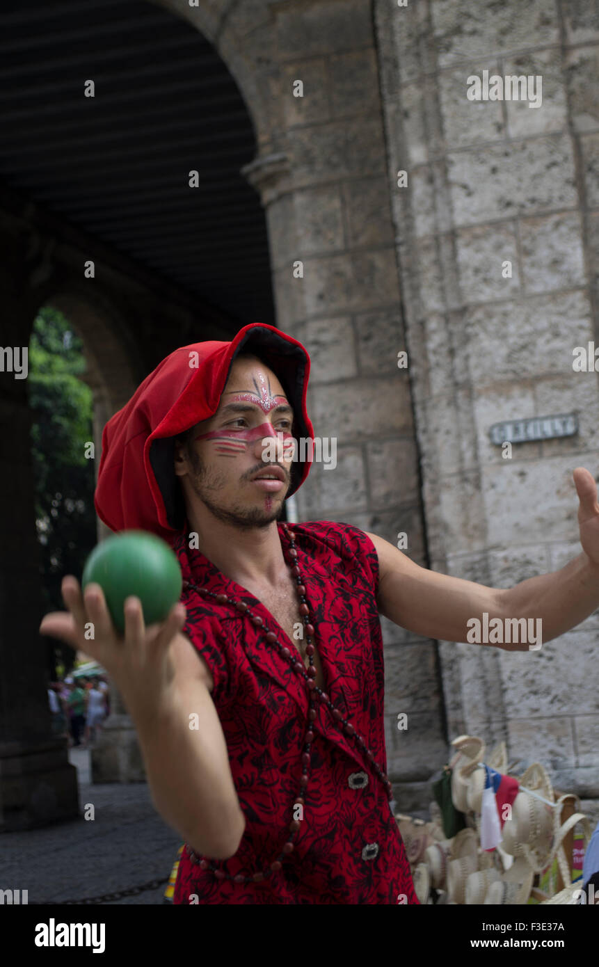 Straßenkünstler mit Gesicht Make-up setzt auf eine Show in Havanna auf Kuba Stockfoto