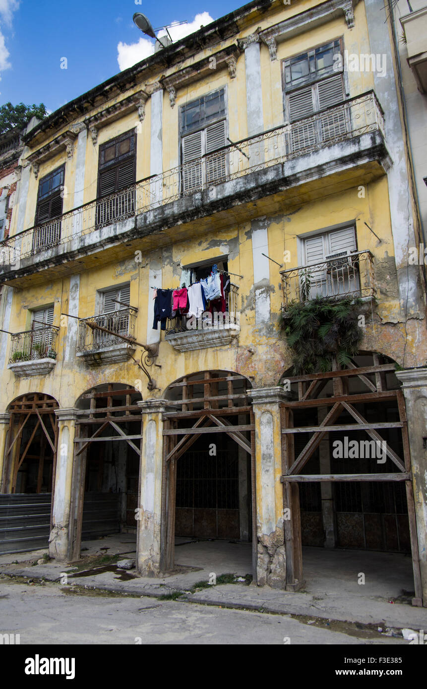 La Maravilla, die wunderbare, ruiniert massive Bausubstanz in der Innenstadt von Havanna, Republik Kuba, bald zu renovieren. Stockfoto