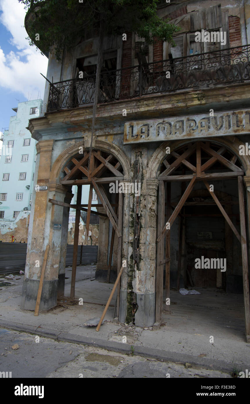 La Maravilla, die wunderbare, ruiniert massive Bausubstanz in der Innenstadt von Havanna, Republik Kuba, bald zu renovieren. Stockfoto