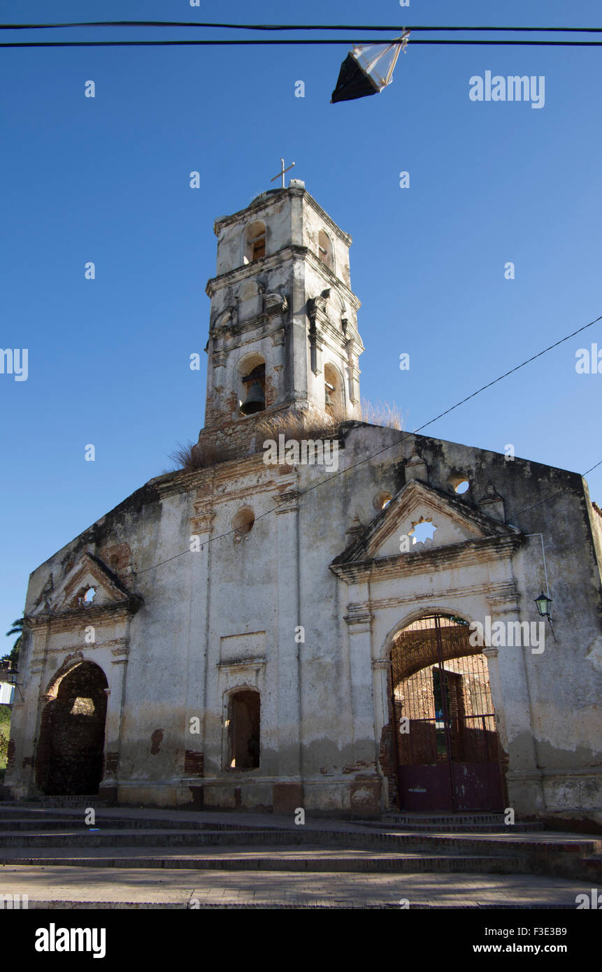 Ein Drachen hängt von einem Telefon-Draht vor einer alten Kirche in Trinidad, Sancti Spiritus Provinz in der Republik Kuba Stockfoto