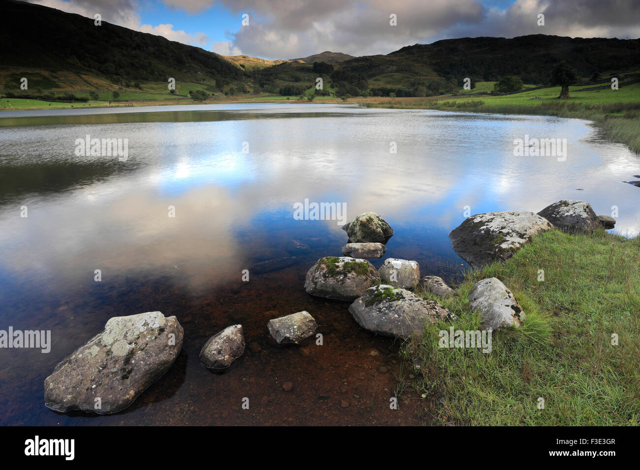 Sommer-Blick über Watendlath Tarn, Nationalpark Lake District, Cumbria, England, UK Stockfoto
