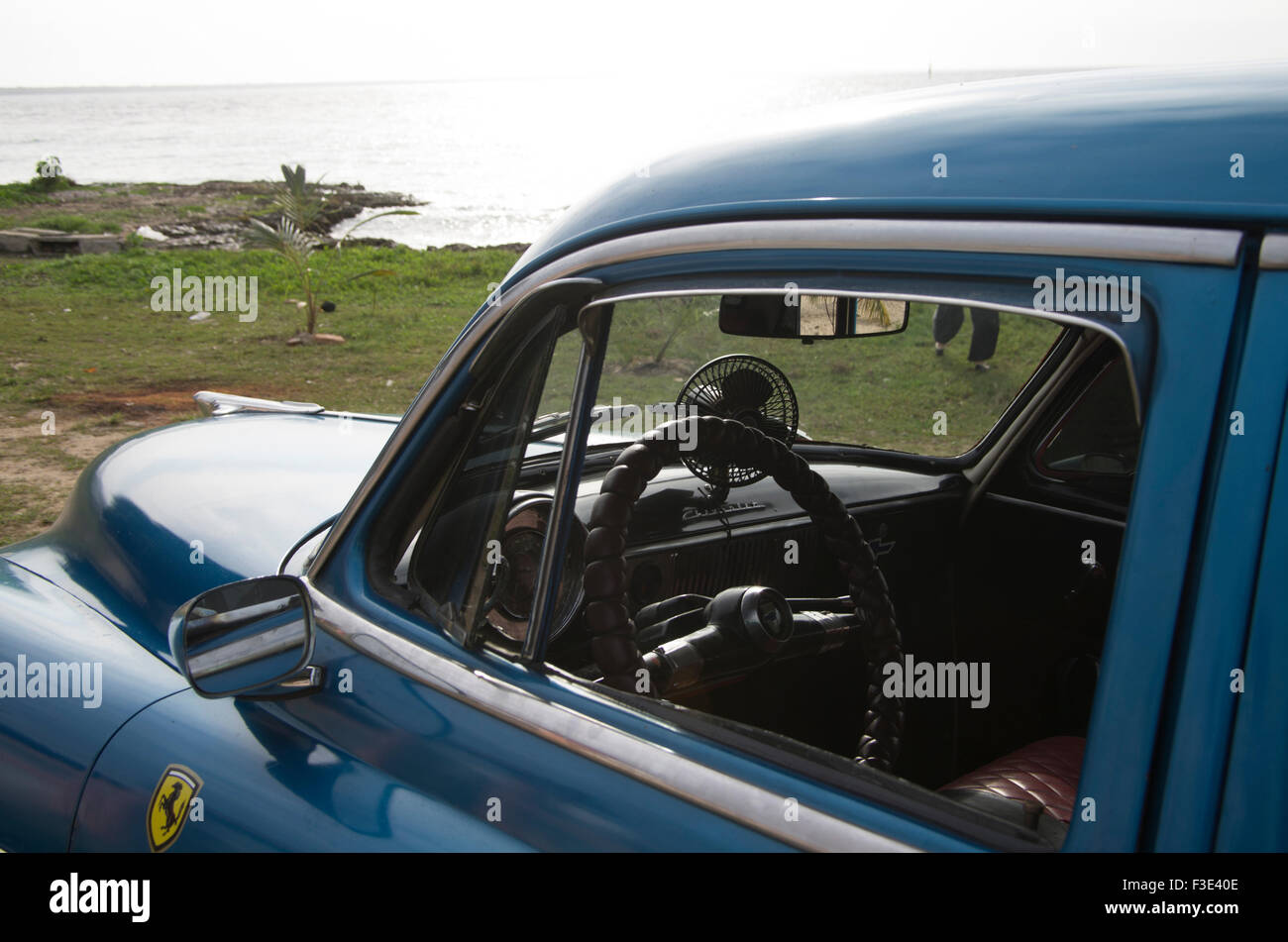 Antike blaue Chevrolet amerikanische Oldtimer auf dem Rasen am Strand in Playa Larga, Republik Kuba Stockfoto