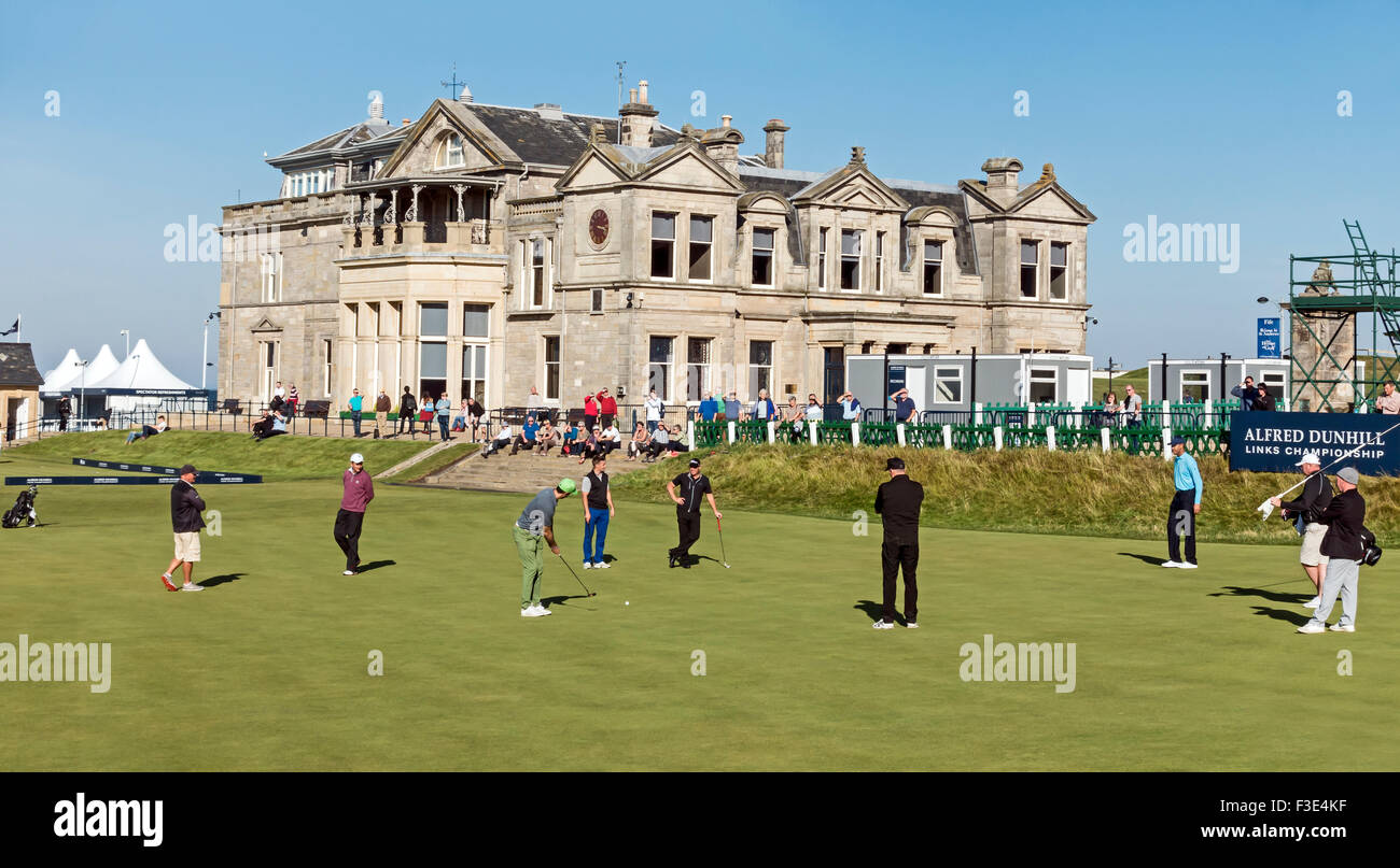 Der Old Course und Clubhaus in St. Andrews, Schottland mit Golfer setzen am 18. Loch vor Alfred Dunhill Links Championship Stockfoto