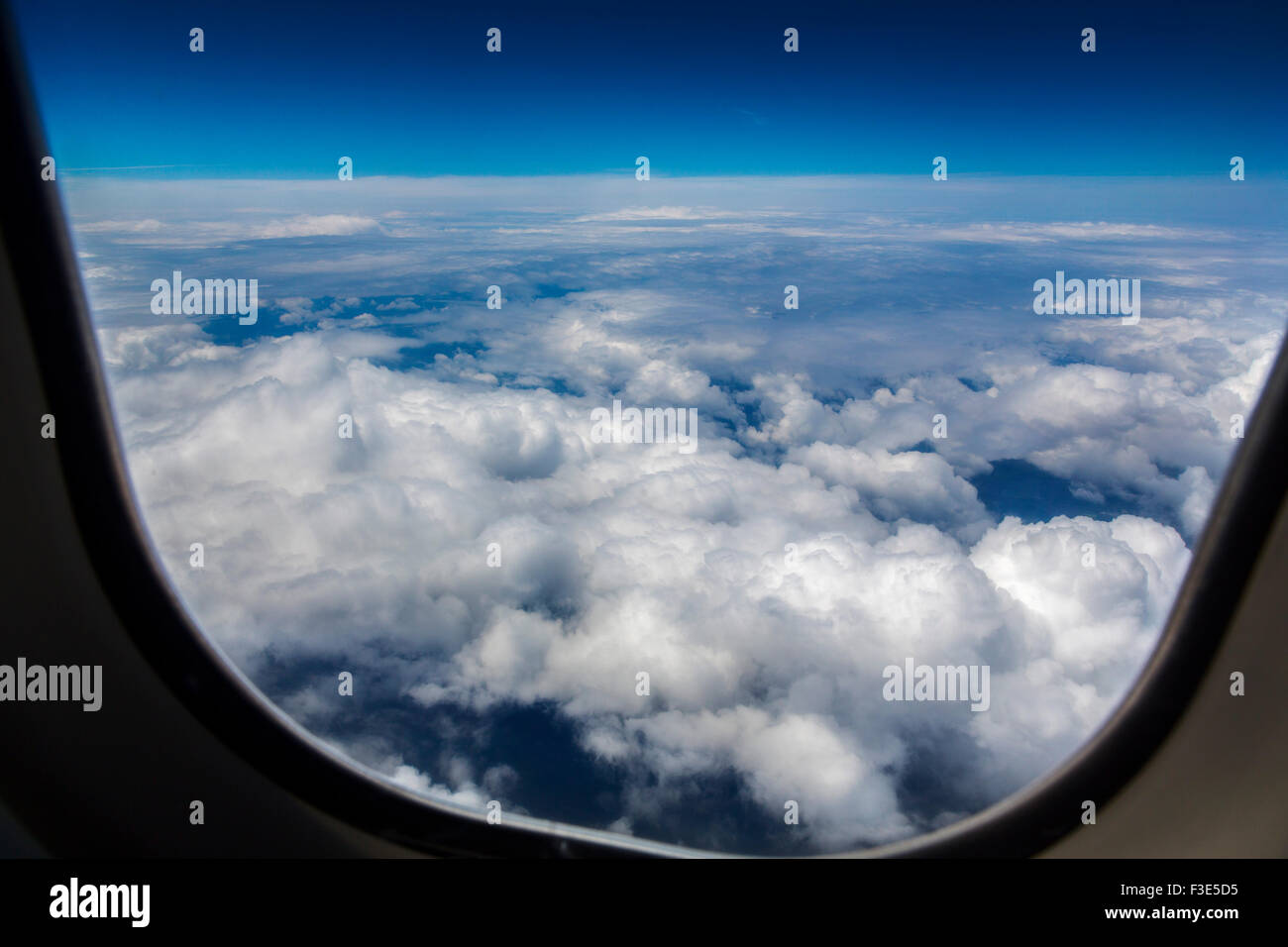 Wolken blauer Himmel Fenster Verkehrsflugzeug Stockfoto