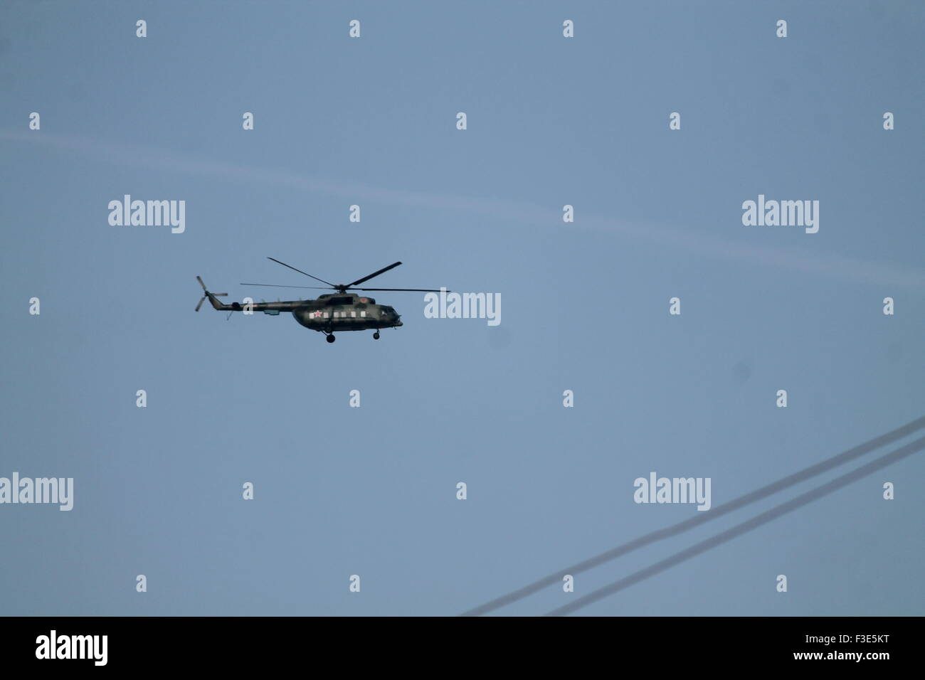 Grün militärische Hubschrauber blau fröhlich Himmel Stockfoto