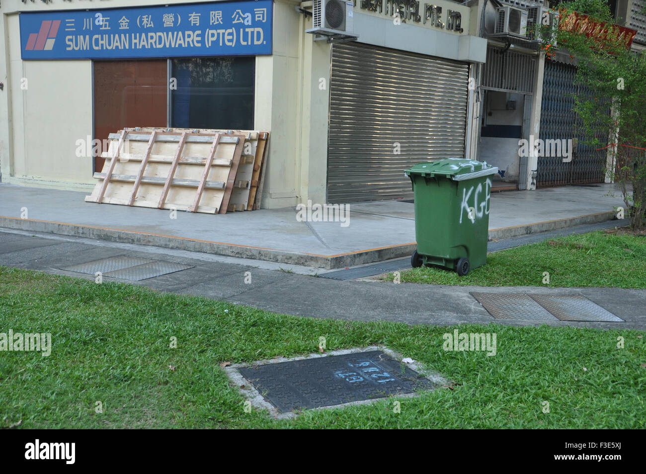 Lage an der Ecke einer Bürofläche in der Nähe von Kallang Road, Singapur. Stockfoto