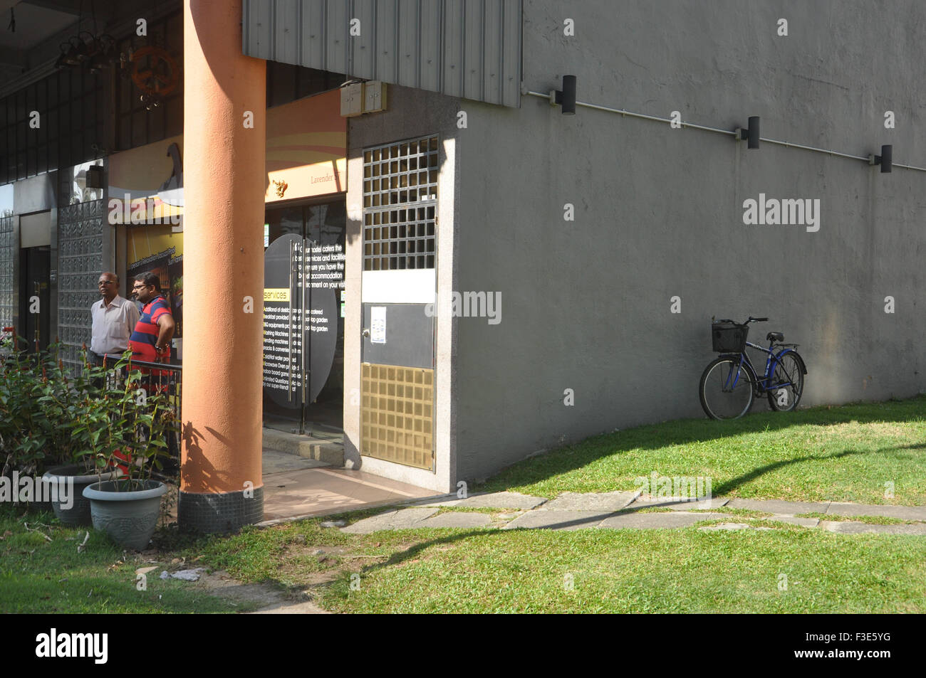 Zwei Männer stehen vor einem Homestay in Kallang Road, Singapur. Stockfoto