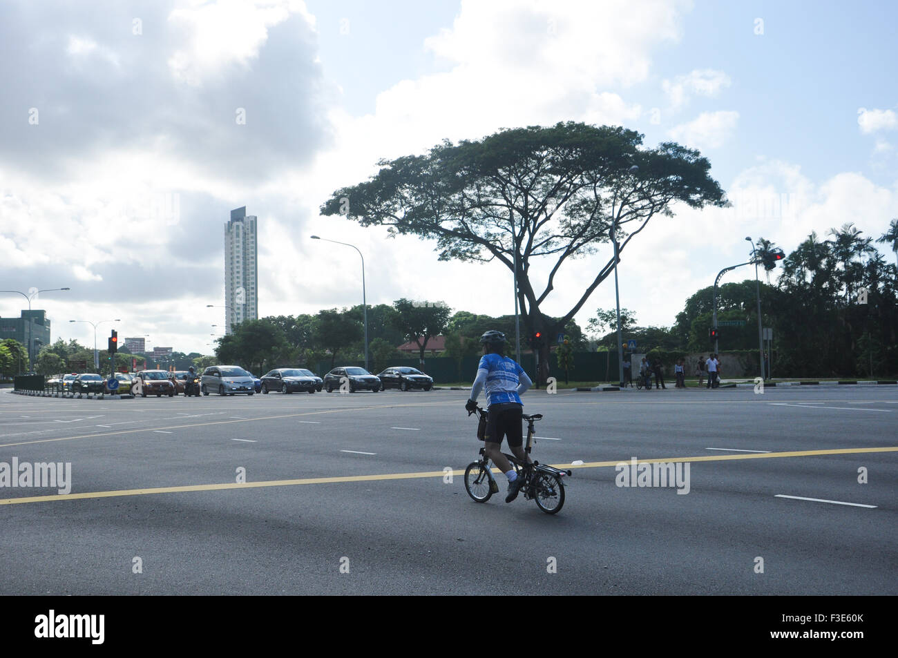 Ein Radfahrer wartet Traffict Licht grünte Kallang Road Junction, Singapur. Stockfoto