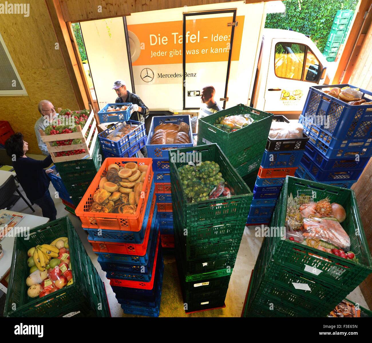 Essen ist für ein Distributionszentrum der lokalen Food Bank in Leipzig,  Deutschland 1. Oktober 2015 geliefert. Bis zu 200 Langzeitarbeitslose,  Flüchtlinge, Geringverdiener, Kinder, Jugendliche und Rentner kaufen  gespendete Lebensmittel, die zu niedrigen
