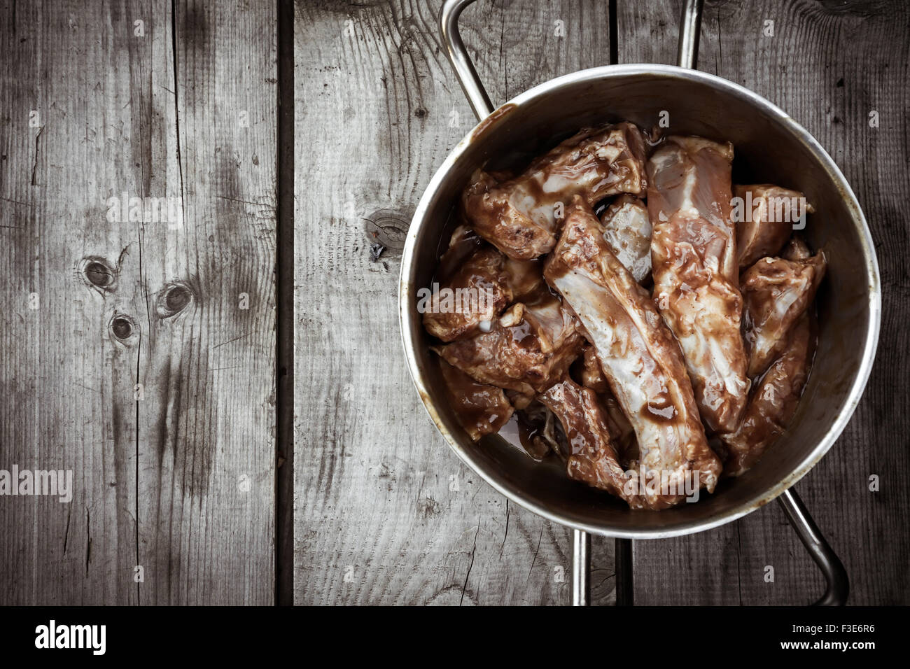 Marinierte BBQ Pork Ribs in Pfanne auf hölzernen Hintergrund mit Textfreiraum Stockfoto