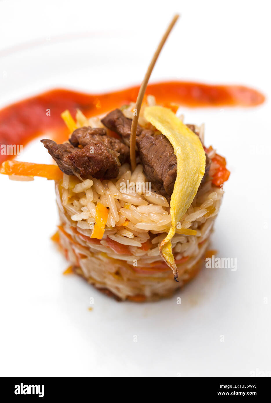 Gebratenes Rindfleisch mit schwarzem Pfeffer und Bratkartoffeln auf Reis Stockfoto