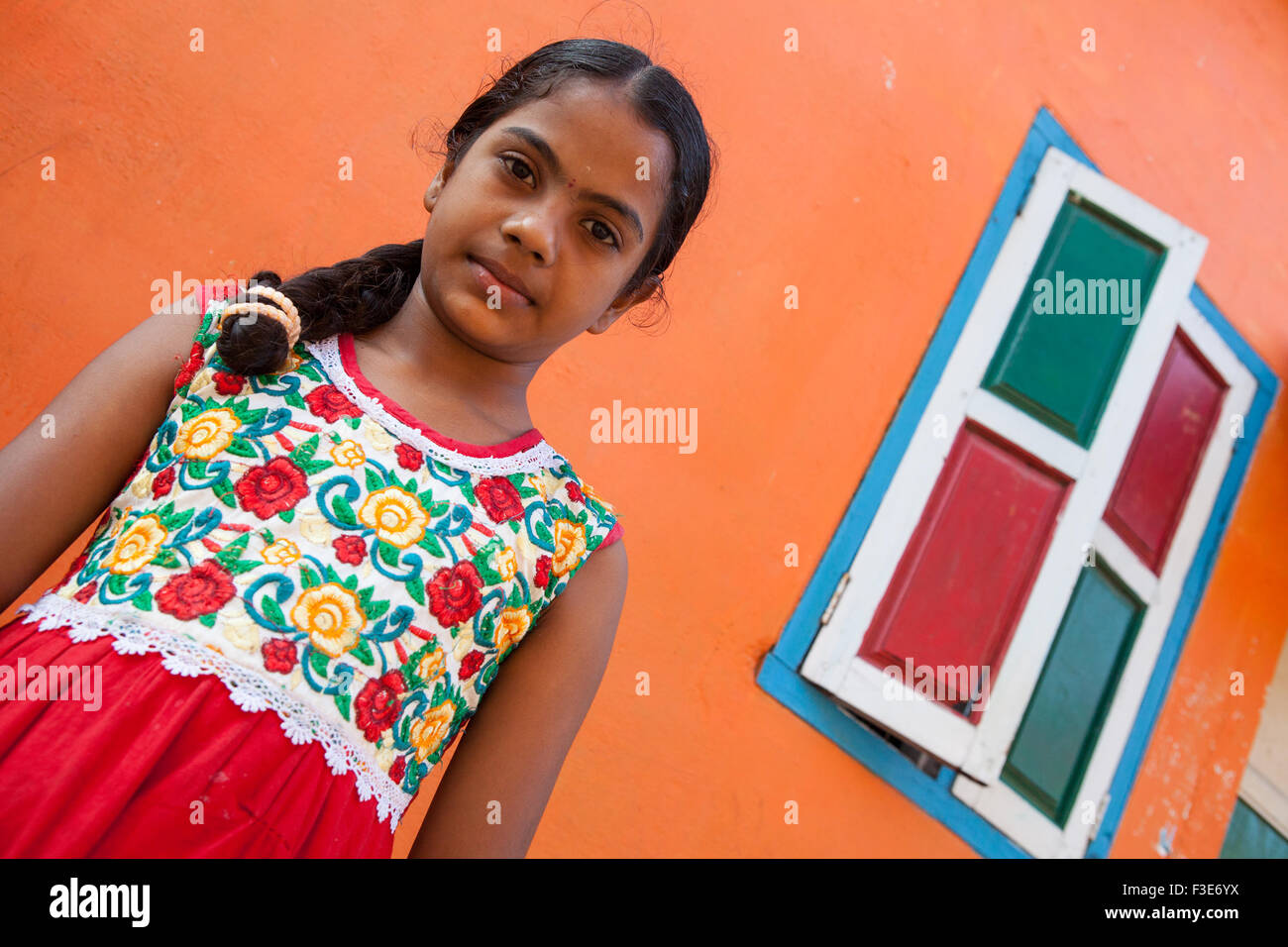 Porträt eines Mädchens vor ihrem Haus in Mahabalipuram Stockfoto
