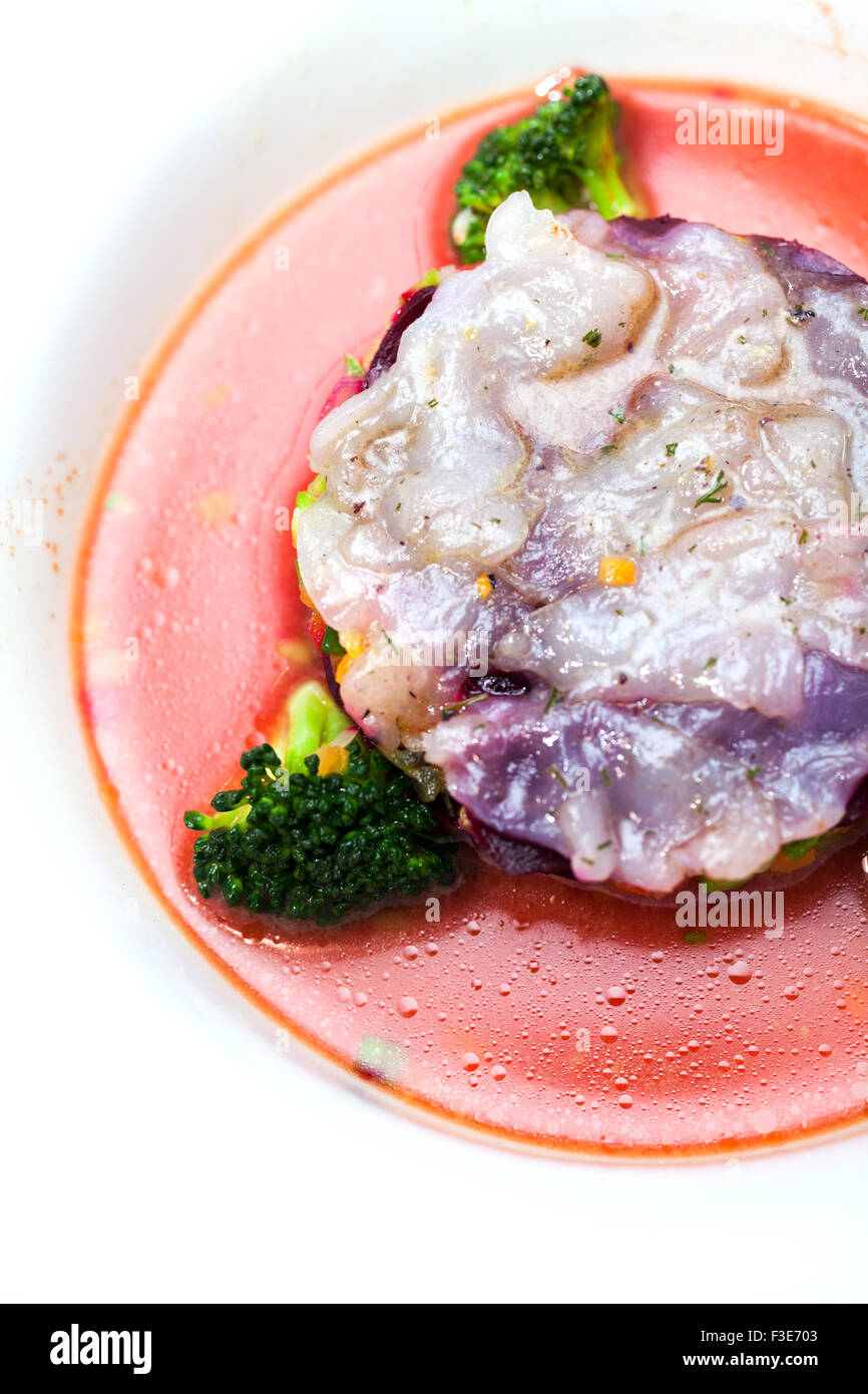 Fischfilet mit Tomaten-Sauce und Broccoli Suppe Stockfoto